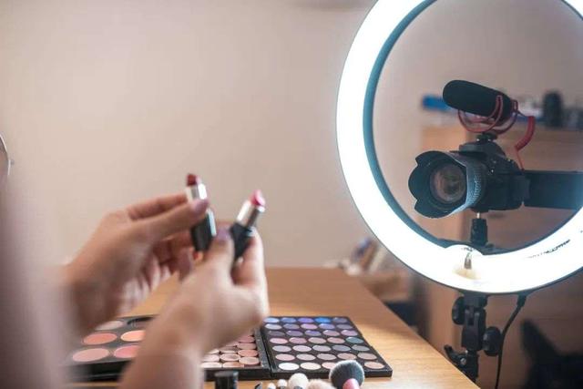 直播带货职业发展_主播卖货100万能赚多少钱_主播行业现状分析