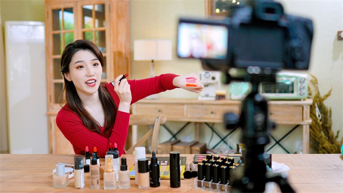 突破！淘宝直播2021年度报告：2020年直播超10万场，主播数量增长661%