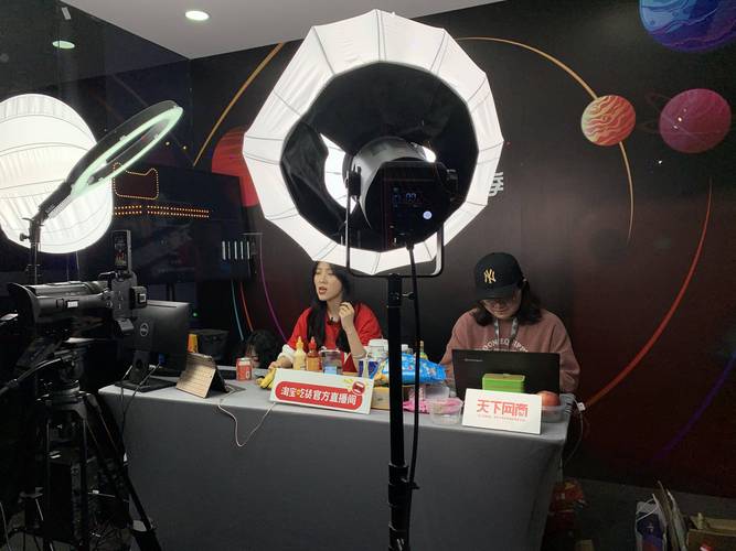 张兆辉淘宝直播首秀人气爆单!黑色衬衫酷帅带货,男神生活派现场气氛热烈