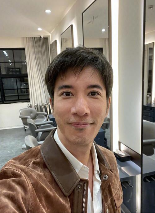 王力宏直播刮胡子，李金铭倒贴百万！明星归宿是带货？