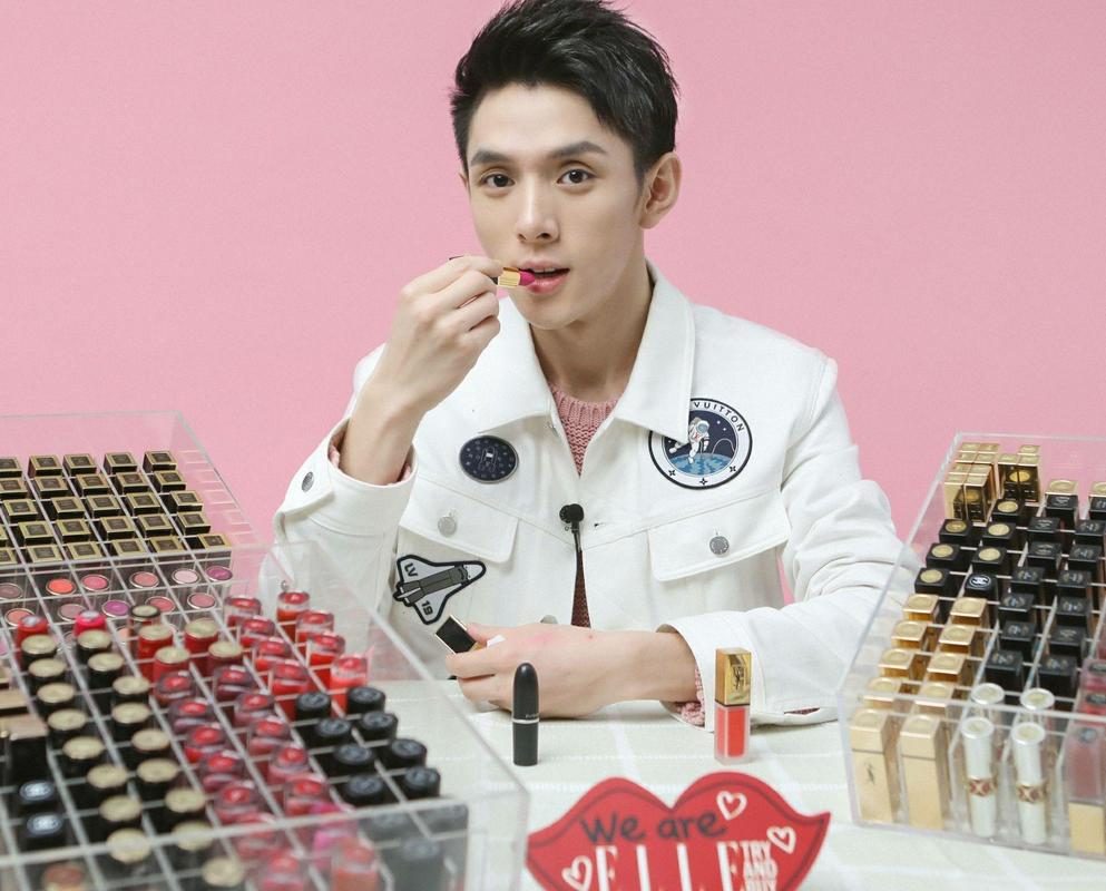 李佳琦领衔！中国十大顶级主播揭秘：专业选品与粉丝经济的完美融合