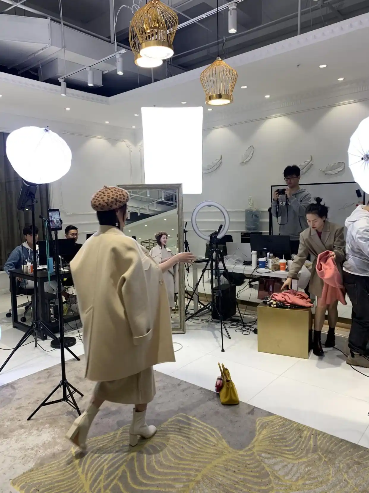 淘宝带货团队有哪些类型_电商直播商家运营策略_电商直播行业现状分析