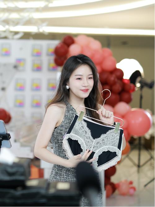 淘宝直播红利惊人：从张大奕2小时2000万，到普通主播月入10万