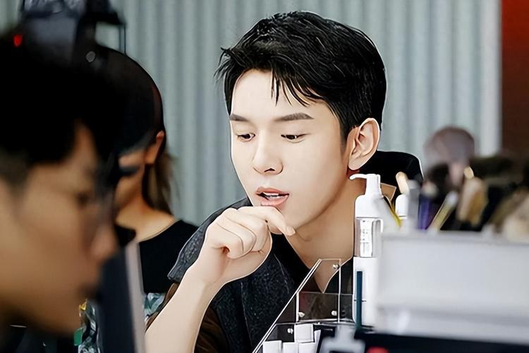 2023直播带货五大主播排名揭晓！李佳琦10亿销售额稳居榜首，成功秘诀何在？