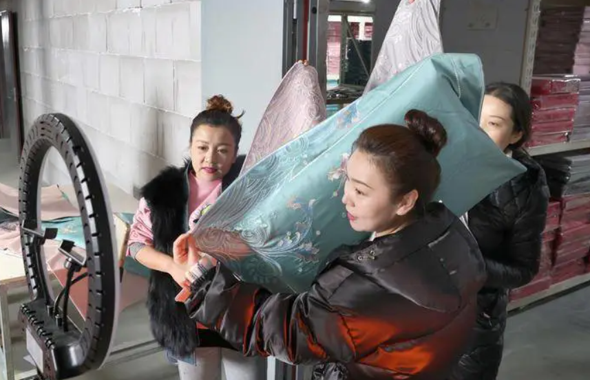 快手可灵AI商业化_快手AI单品年赚10亿目标_快手带货怎么做?