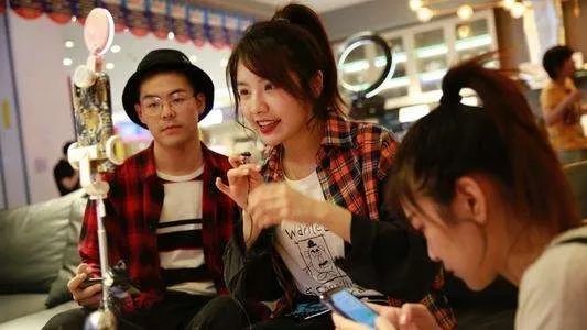 淘宝与快手直播带货底层逻辑差异_如何自己开直播带货快手_直播电商的发展历程