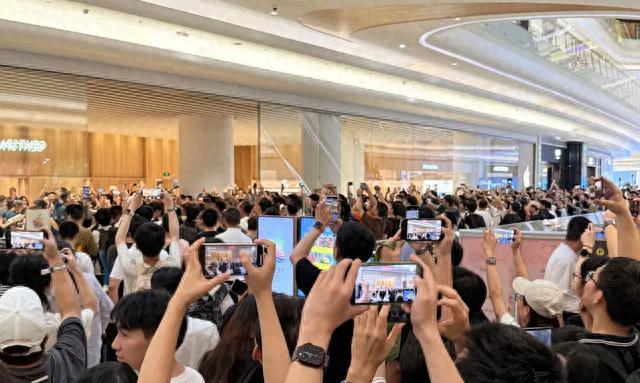 小红书带货规则是啥？看苹果怎么扔掉说明书，用emoji和素人抢销量